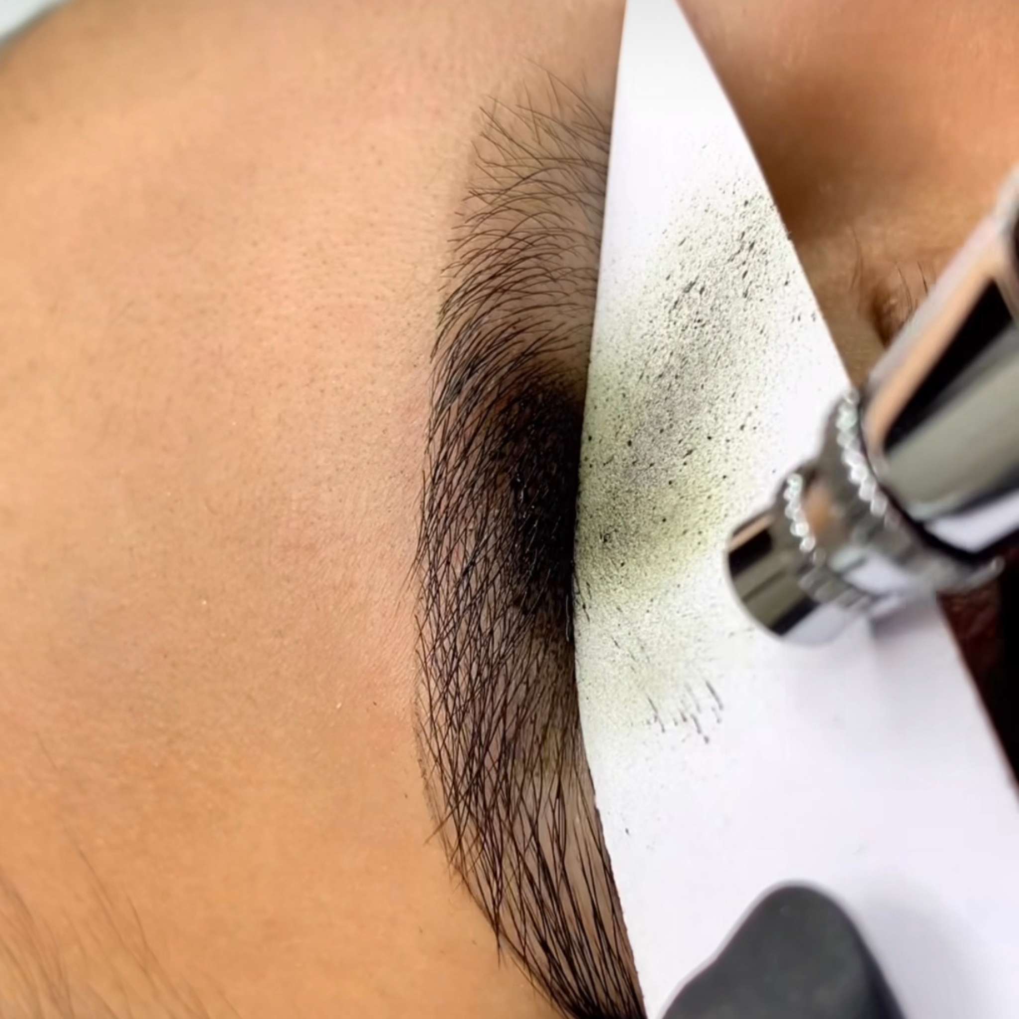 présentation airbrush sur sourcils
