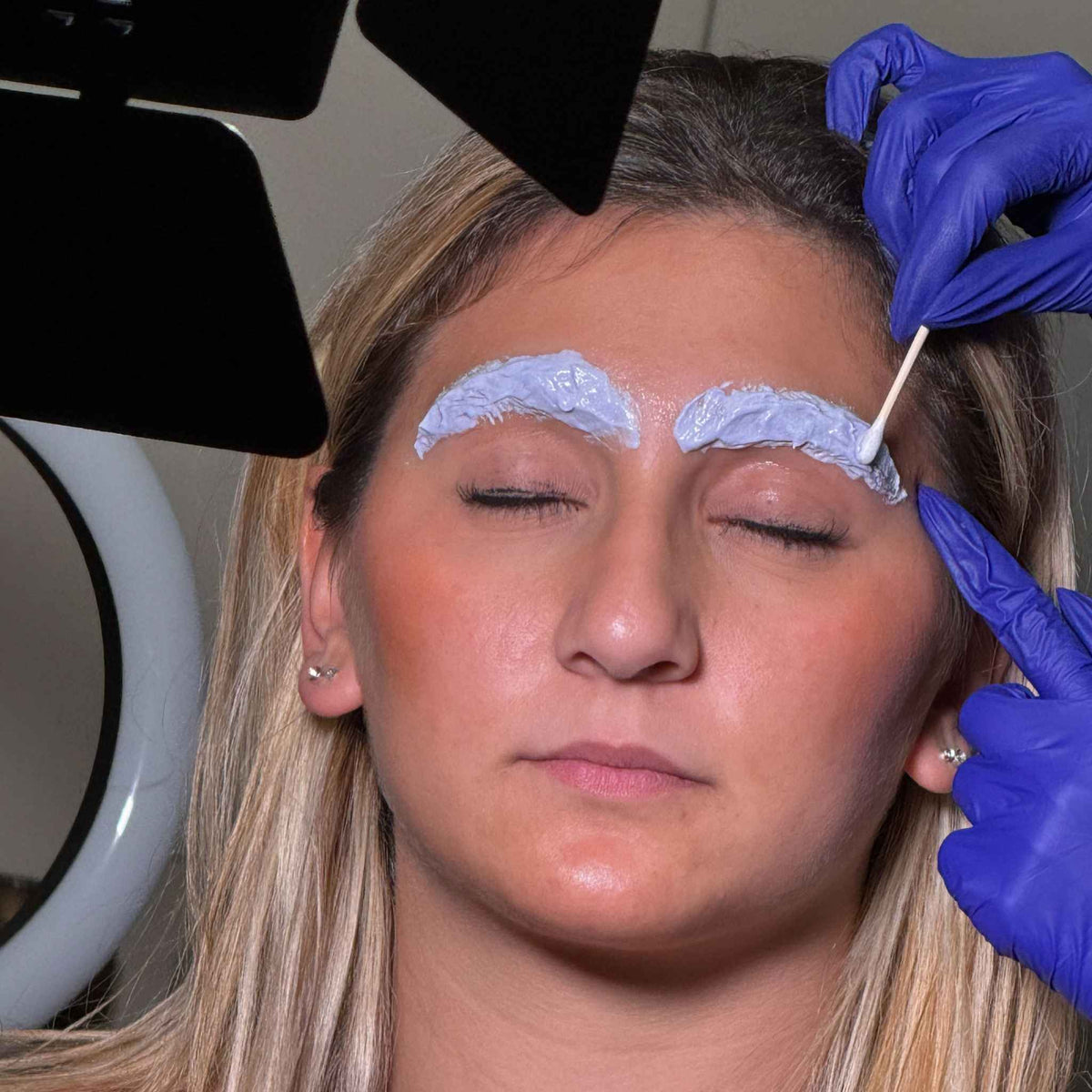 décoloration sourcils application