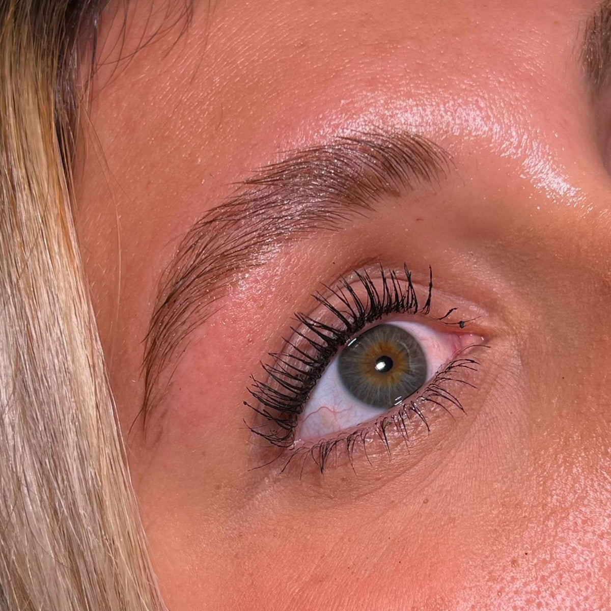 la décoloration des sourcils