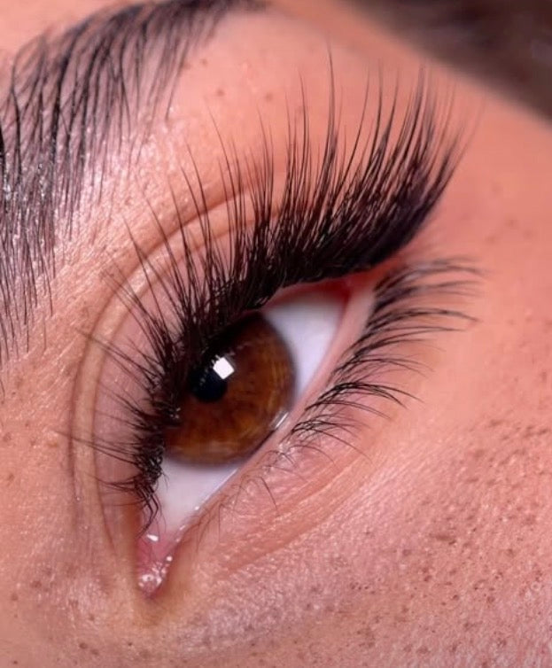 Arabian Effect : la technique d’extensions de cils au regard lifté et texturé