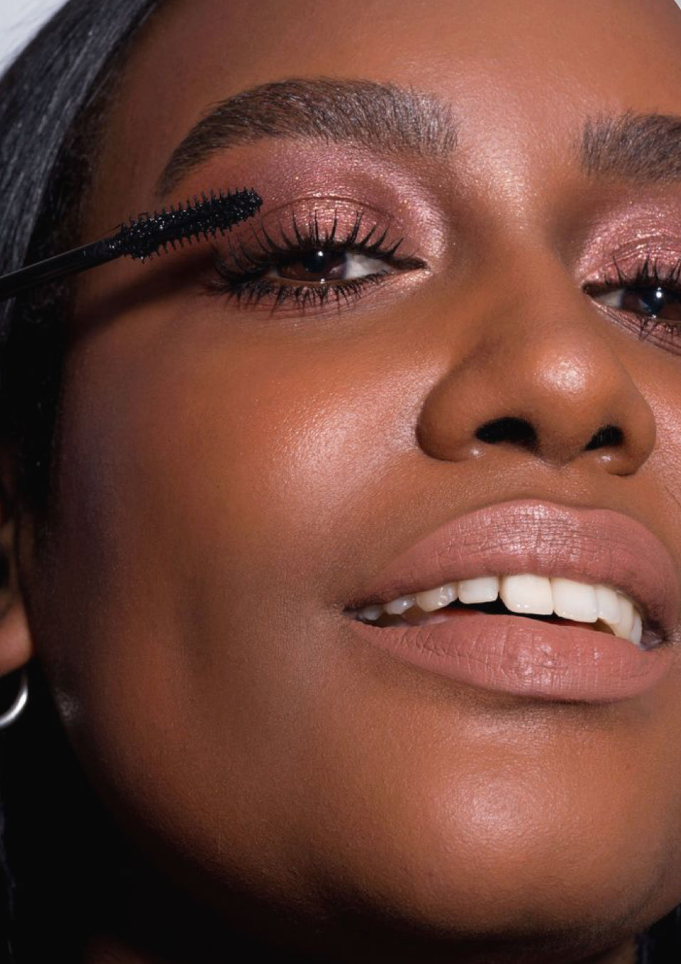 Application Mascara Ultra Noir, compatible aux extensions de cils