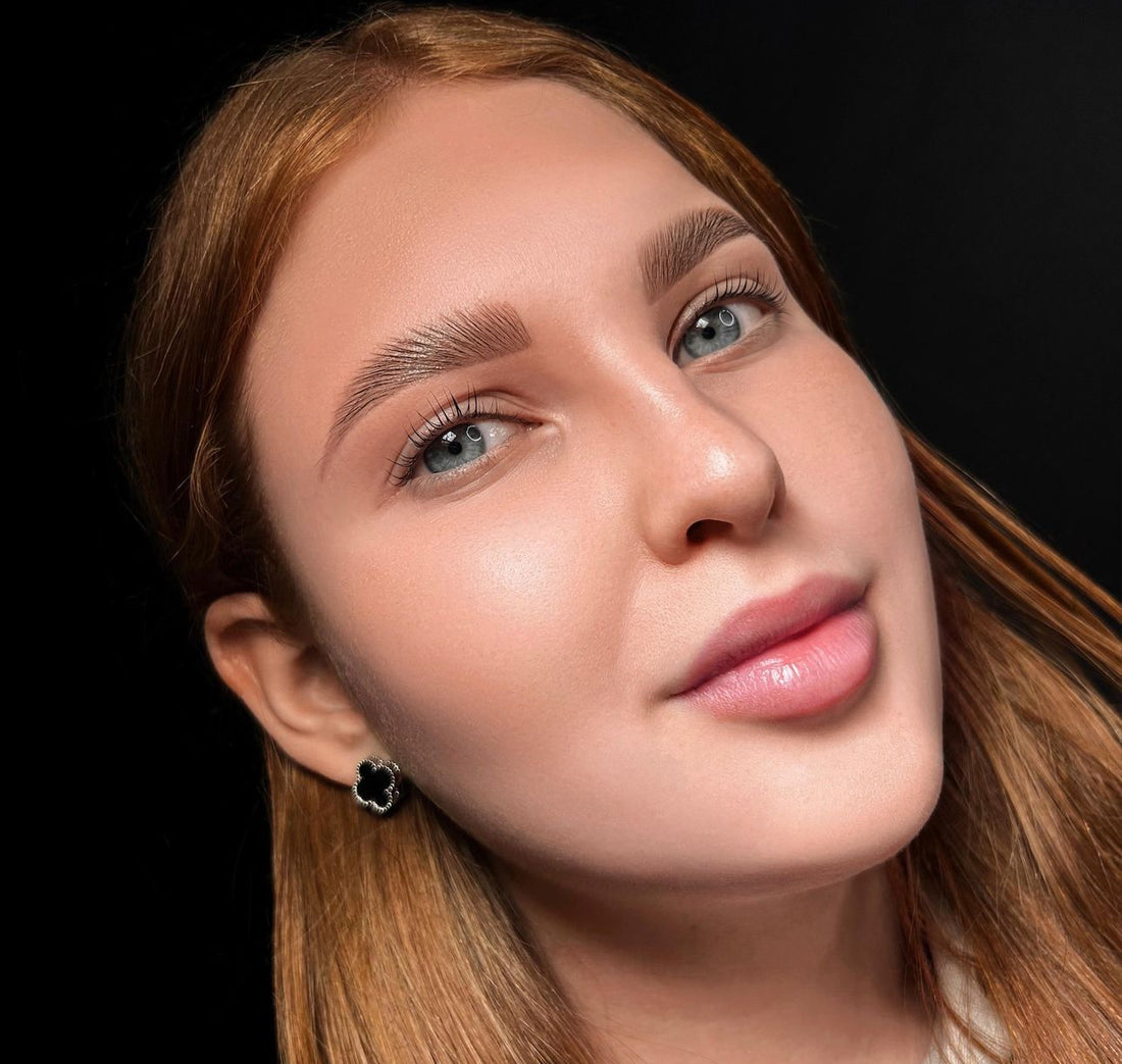 Modèle formation Brow Lift + Teinture Hybride + Restructuration : 3 en 1