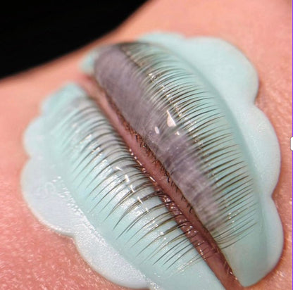 Pinceau ultra fin pour bien positionner les cils