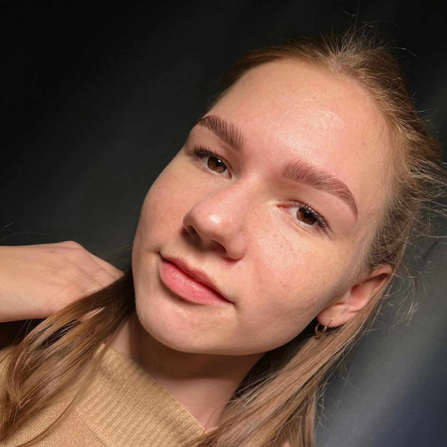 Résultat avec formation Brow Lift + Teinture Hybride + Restructuration : 3 en 1